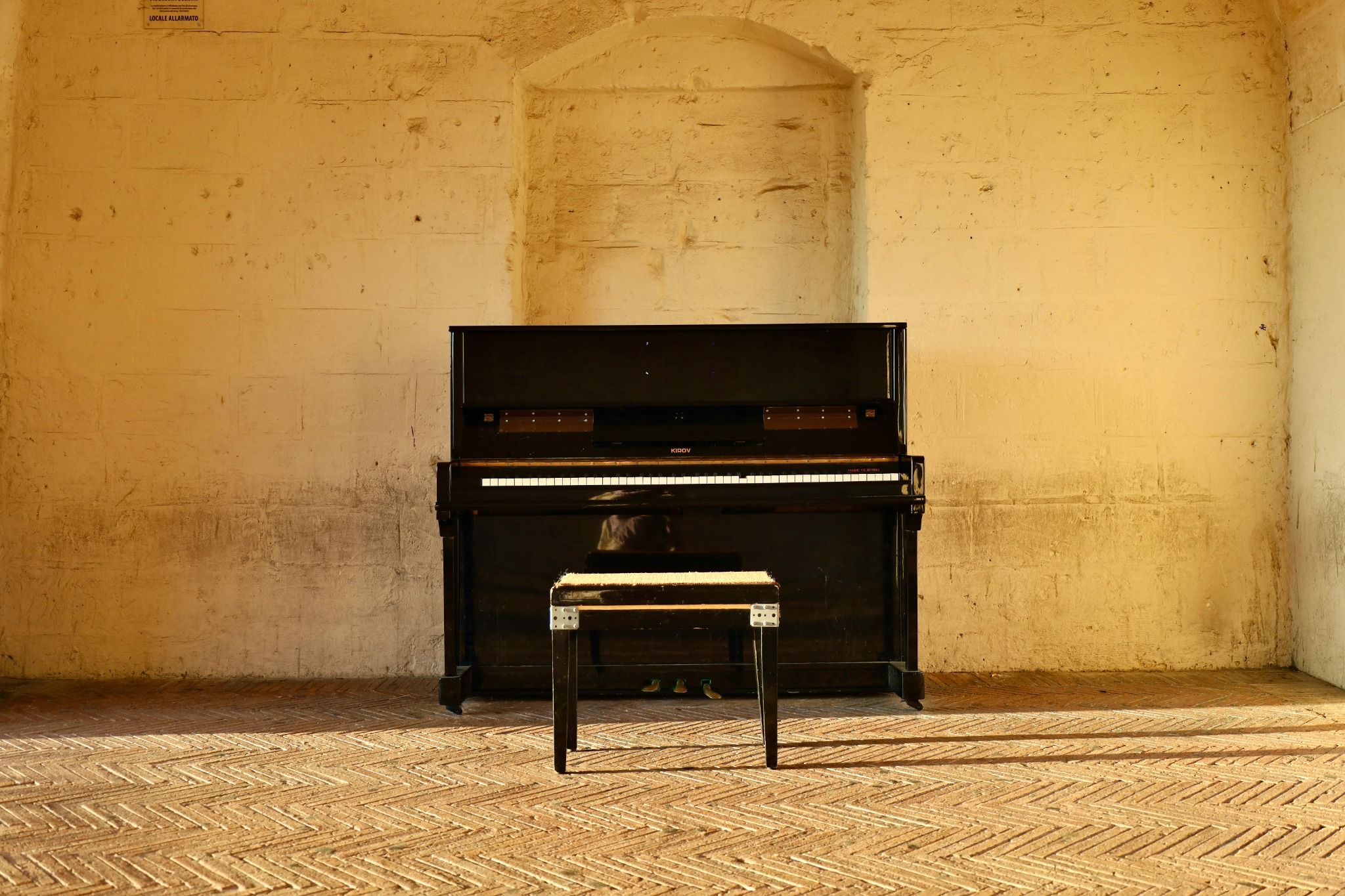 Klavier in einem leeren Raum fertig für den Klaviertransport Düsseldorf