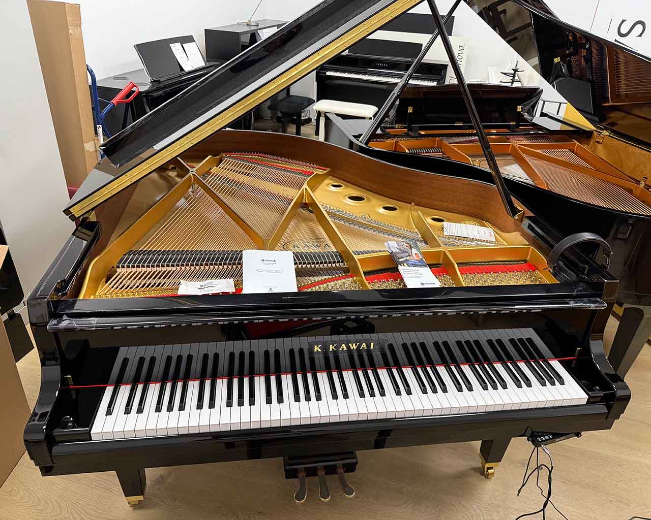 Geöffneter Kawai GL 10 EP Flügel schwarz mit adsilent 2 Flügel Silentsystem