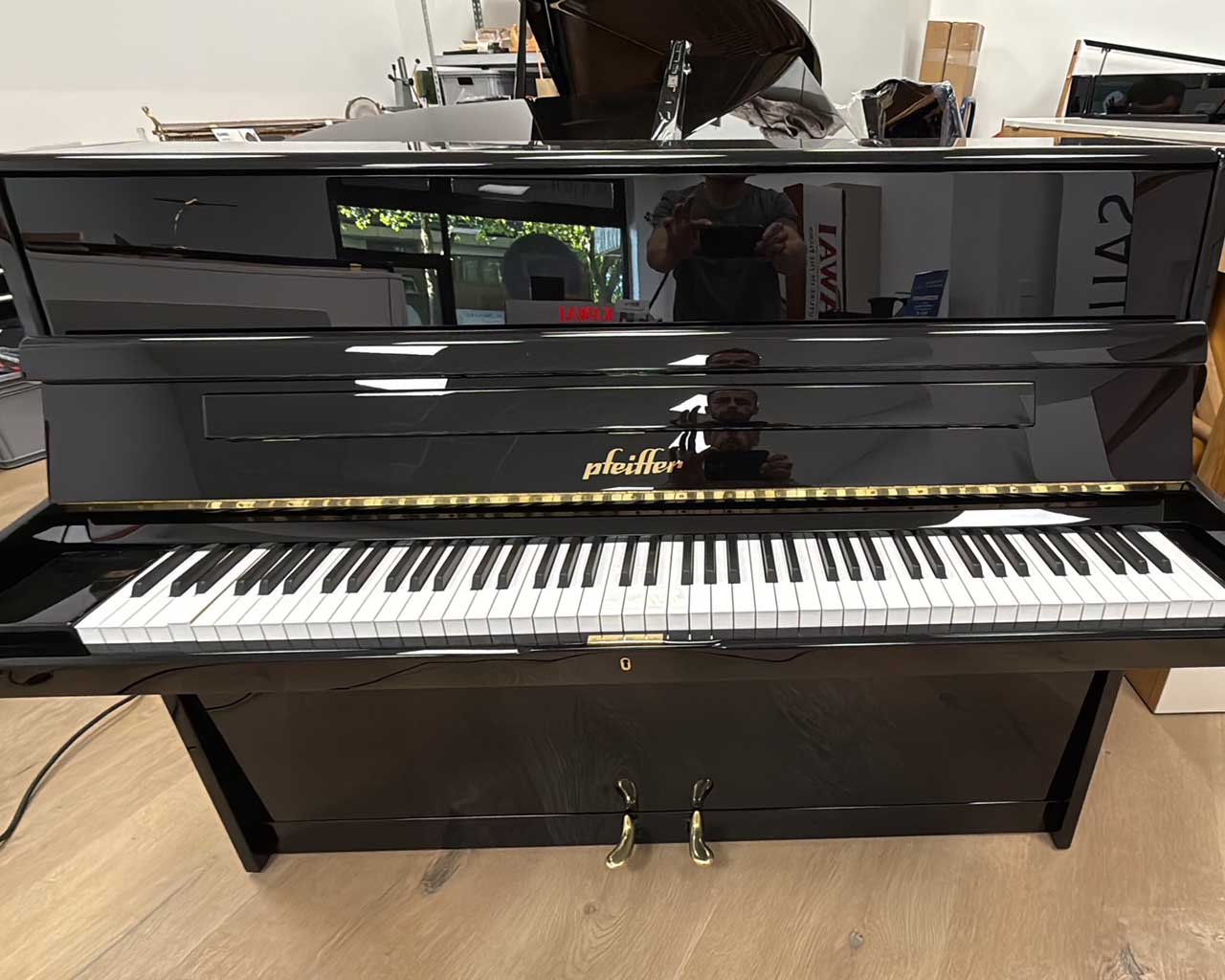 Pfeiffer 112 Klavier schwarz Hochglanz poliert