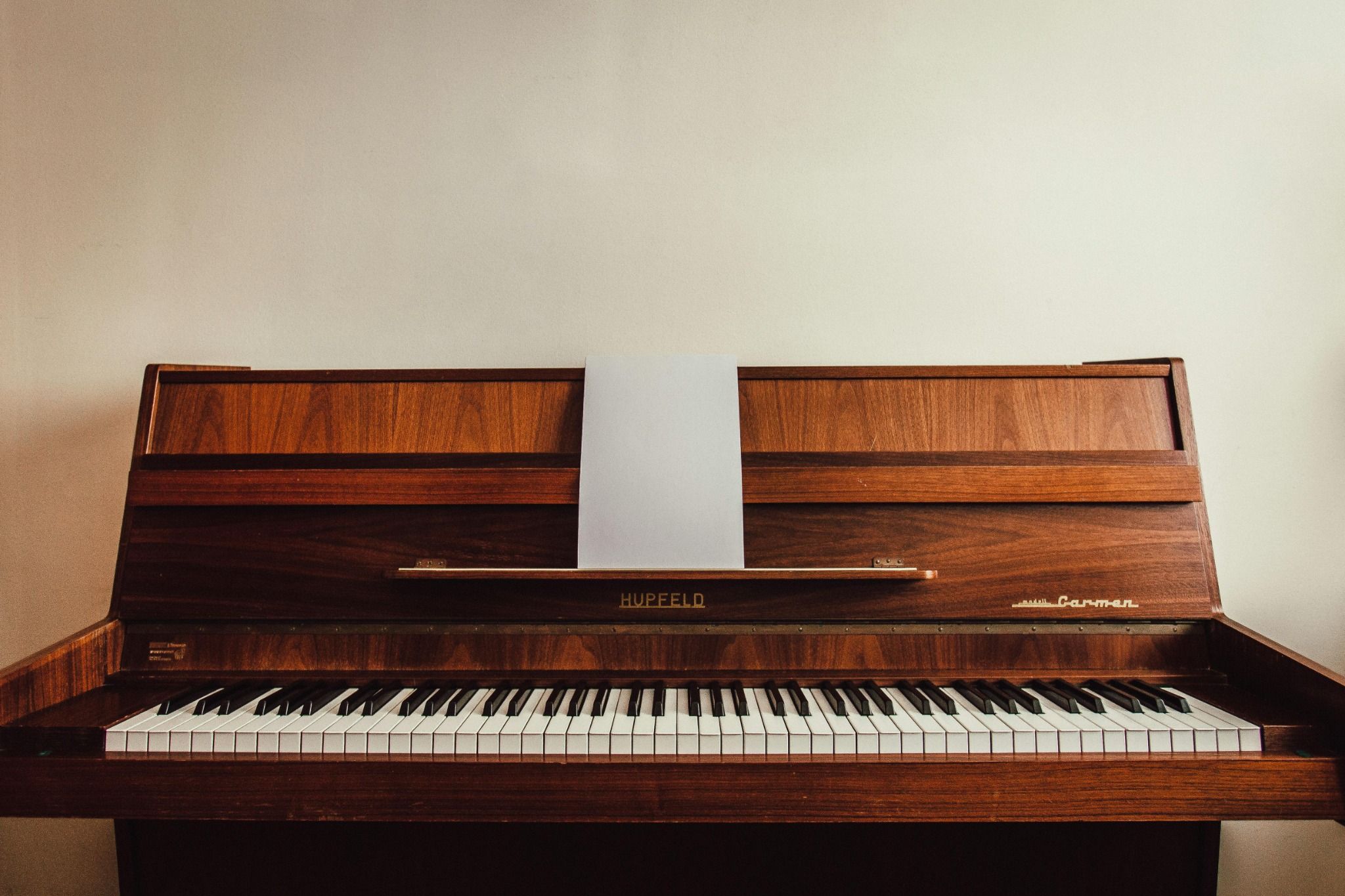 Klavier mit Piano Life Safer System eingebaut