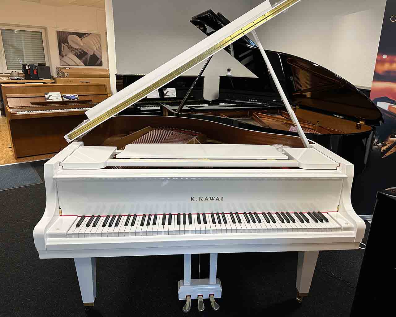 Geöffneter Kawai GL 10 WHP Flügel weiß