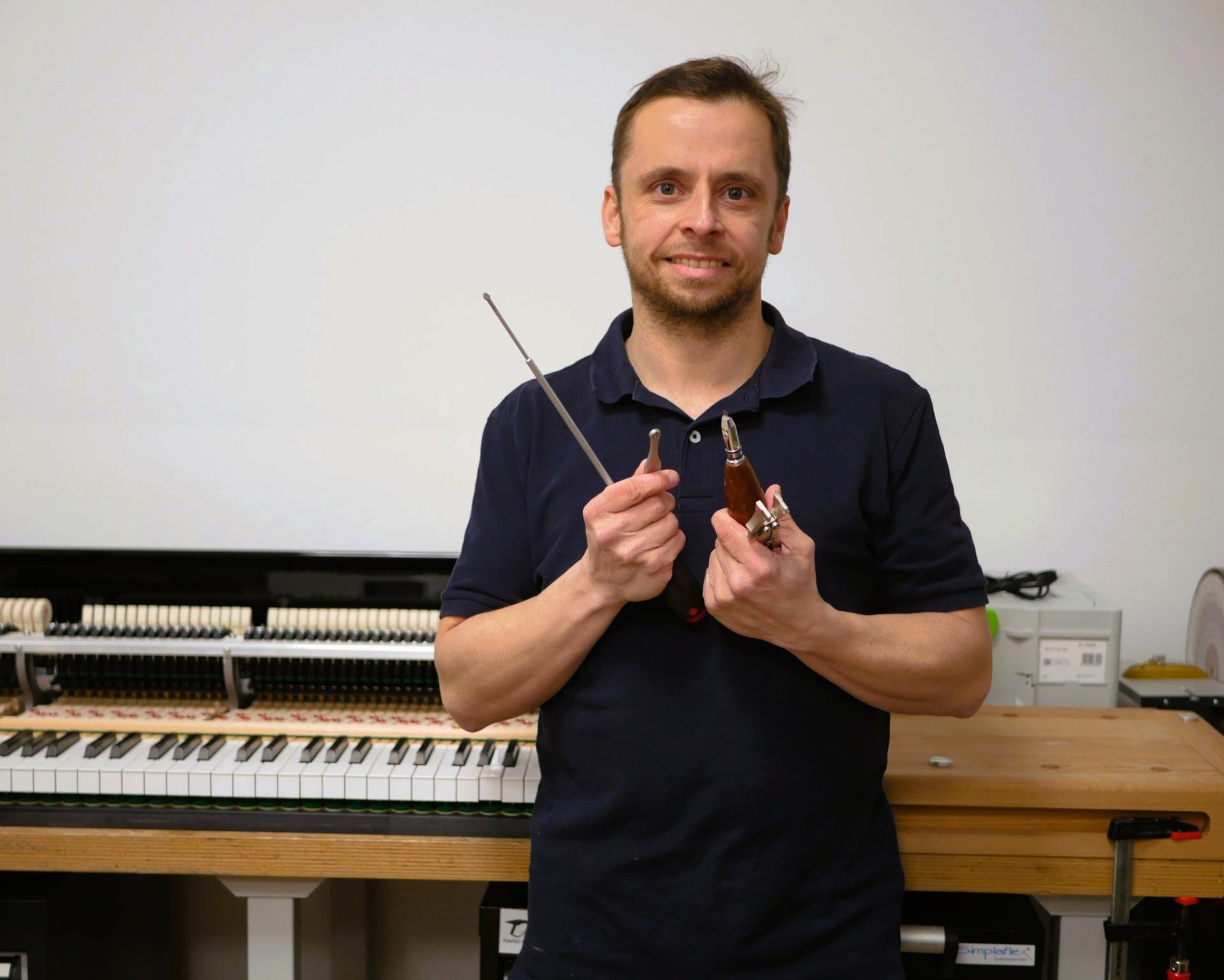 Klavierbaumeister und und gebildeter Steinway Klavier- und Cembalobauer Boris Filipski berät Sie gerne