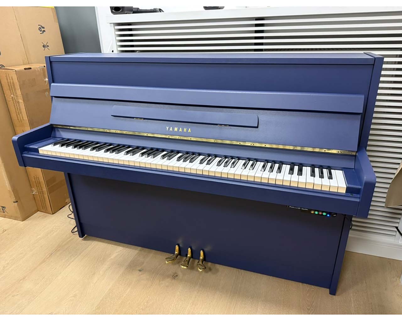 Yamaha C 109 Klavier Royal blau Seidenmatt mit adsilent 2 Silentsystem