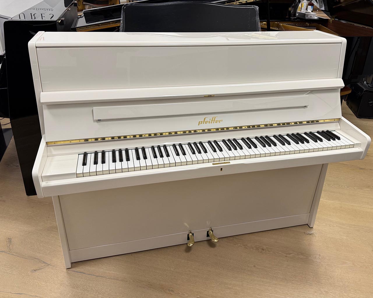 Pfeiffer 112 Klavier weiss Hochglanz poliert Pfeiffer 112 Klavier weiss Hochglanz poliert